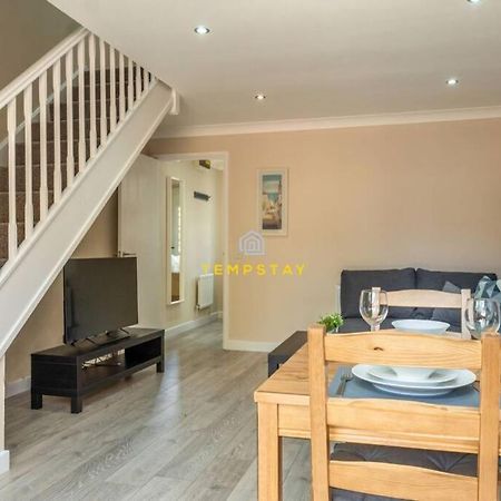 Cosy 2 Bed & Free Parking. Near Heathrow/Pinewood Villa Slough Kültér fotó