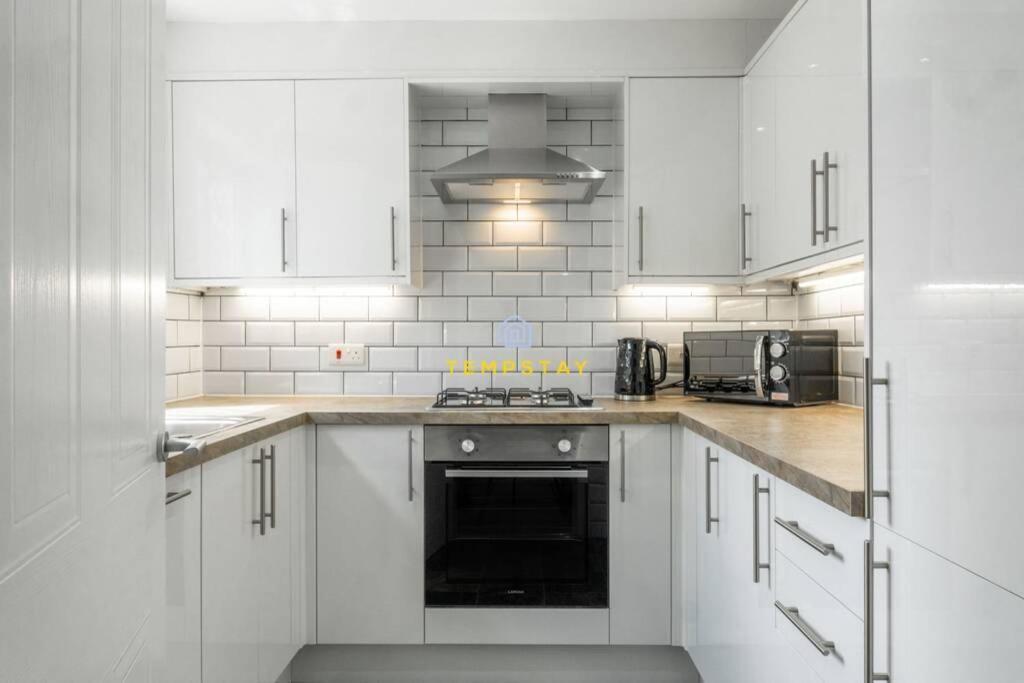 Cosy 2 Bed & Free Parking. Near Heathrow/Pinewood Villa Slough Kültér fotó