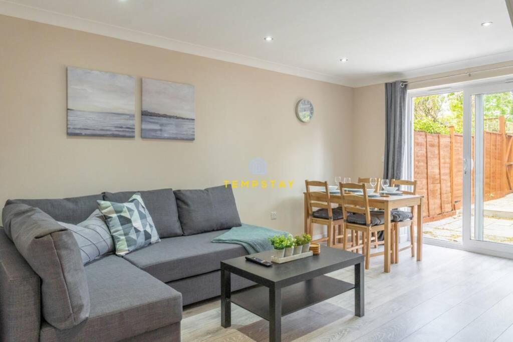 Cosy 2 Bed & Free Parking. Near Heathrow/Pinewood Villa Slough Kültér fotó