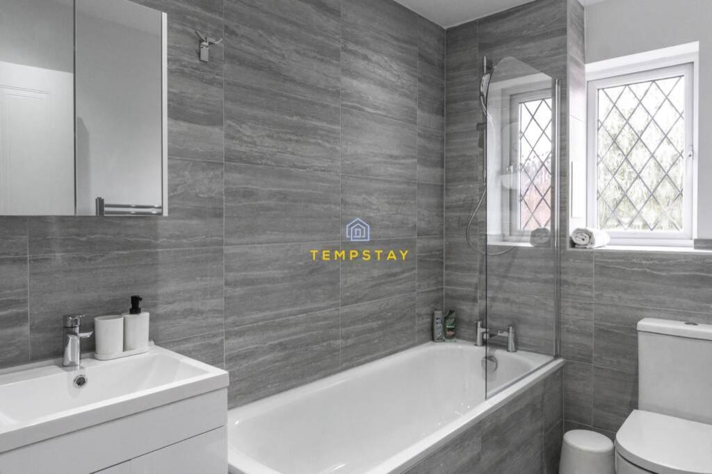Cosy 2 Bed & Free Parking. Near Heathrow/Pinewood Villa Slough Kültér fotó